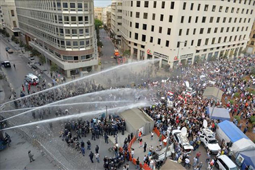cañones de agua contra manifestantes en el centro de Beirut Batalla campal en el centro de Beirut